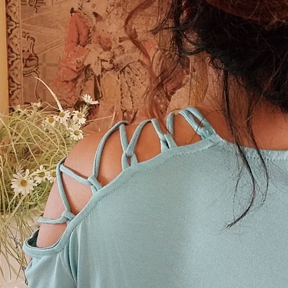 NWOT Turquoise tunic w/lace detail on shoulder - Picture 3 of 3